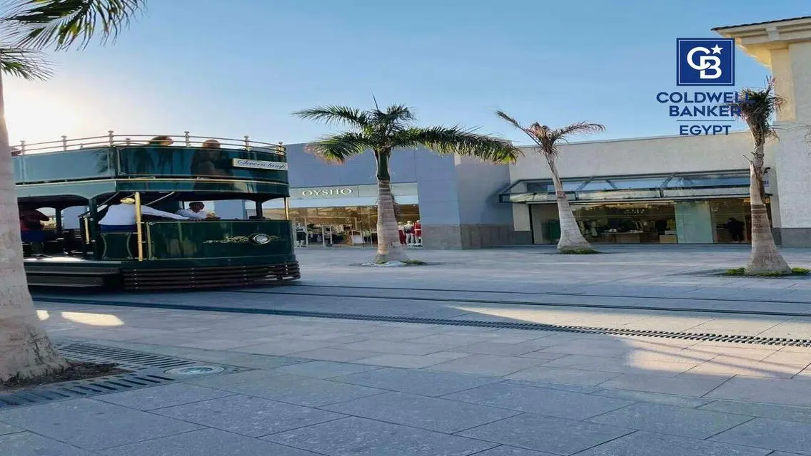 محل في اوبن اير مدينتي واجهه مفتوحه في مدخل المول
