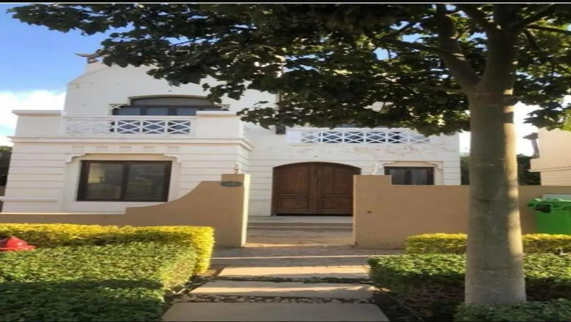 For sale, a Prime Location villa in Hyde Park