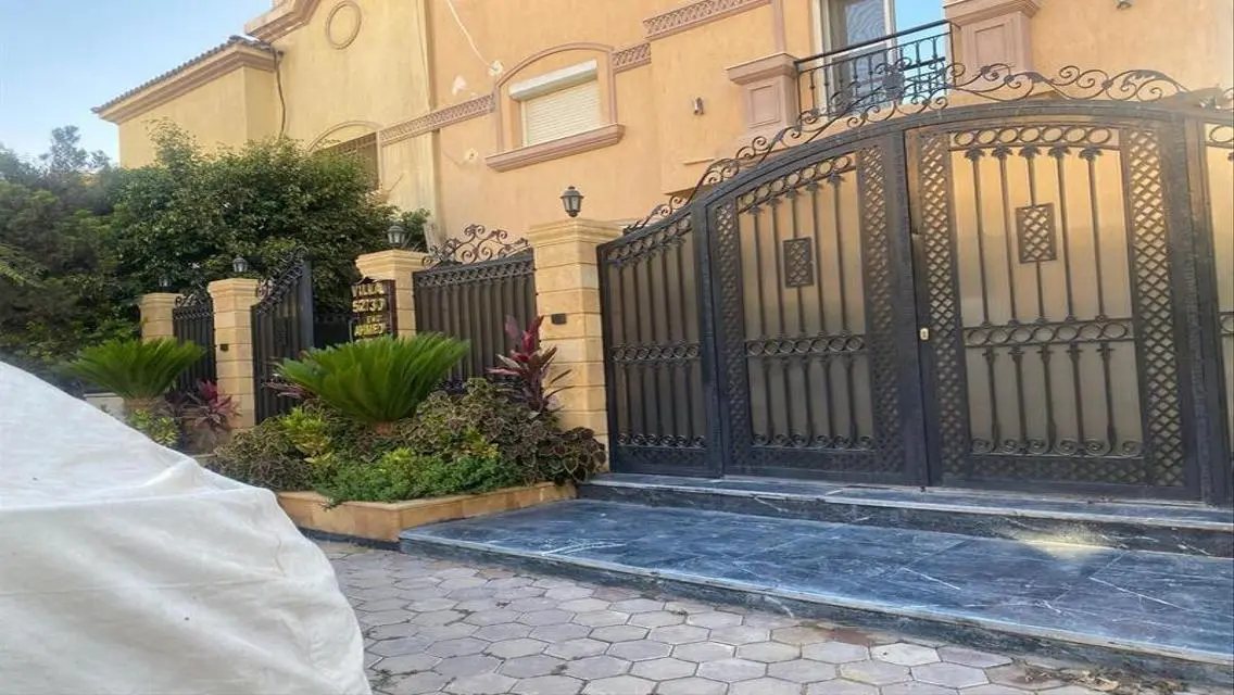 للبيع فيلا نموذج مميز بحمام سباحة في الرحاب