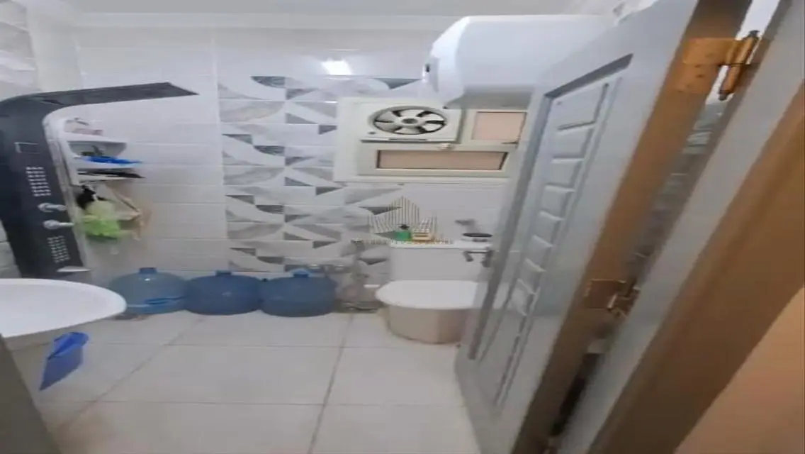 شقه ٣ غرف متشطبه لقطه للبيع بحي الاندلس بالتجمع