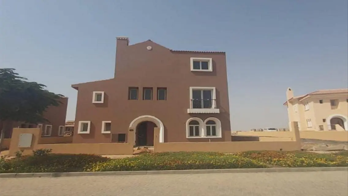 Standalone for sale in Katameya dunes  Bua: 1050 m