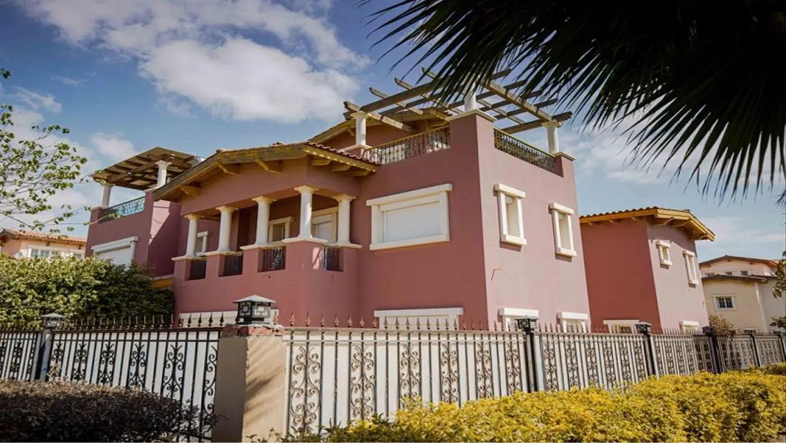 Standalone for sale in Katameya dunes  Bua: 1050 m