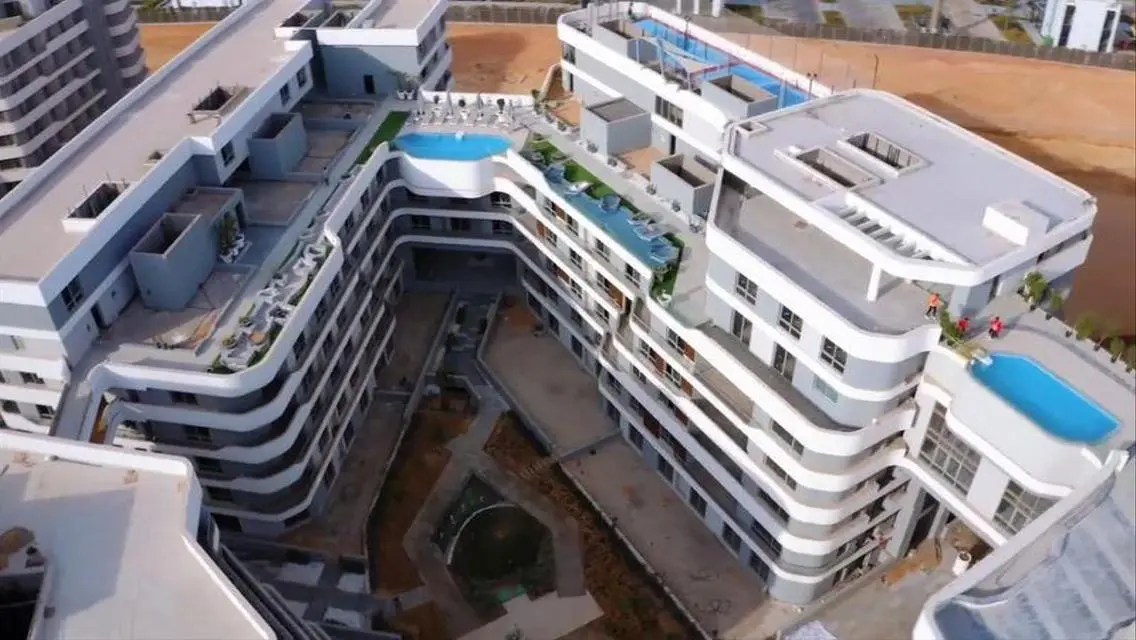 Luxury Apartment Overlooking Lakes and Major Landmarks