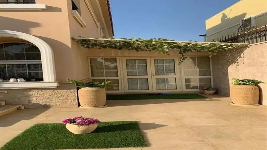 فيلا فاخرة للبيع مع مسبح خاص وإطلالة رائعة