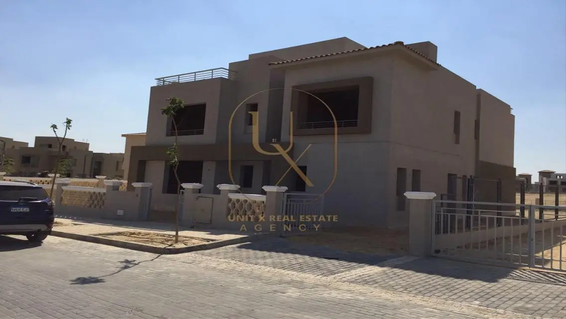 Luxurious Villa with Private Garden and Pool