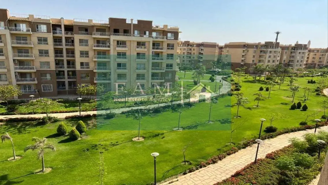 Ground studio with garden, special finishing