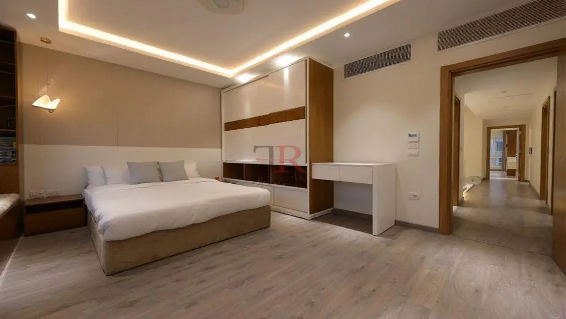 Standalone with private pool for rent in hyde park