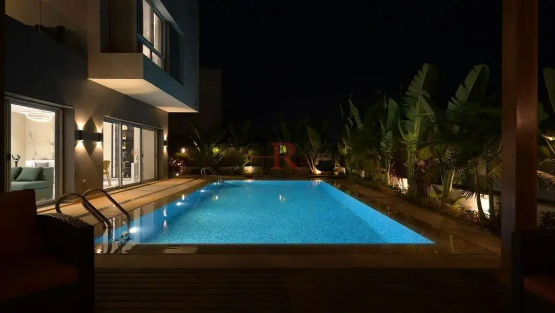 Standalone with private pool for rent in hyde park