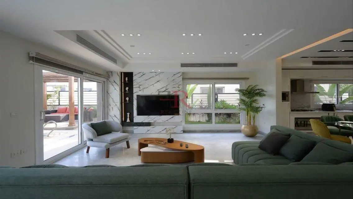 Standalone with private pool for rent in hyde park