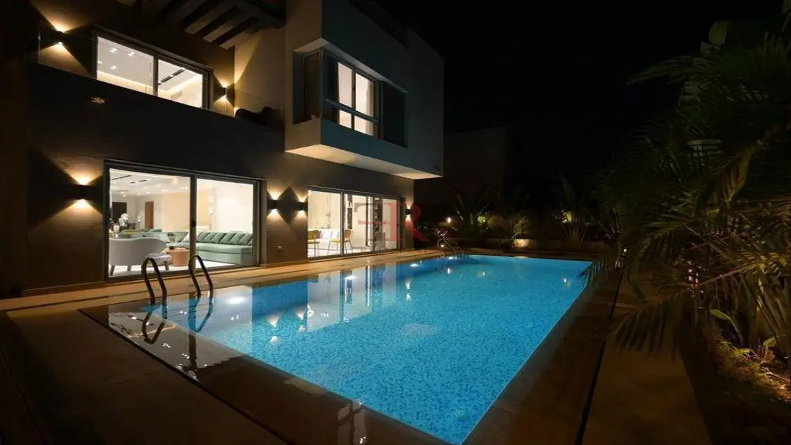 Standalone with private pool for rent in hyde park