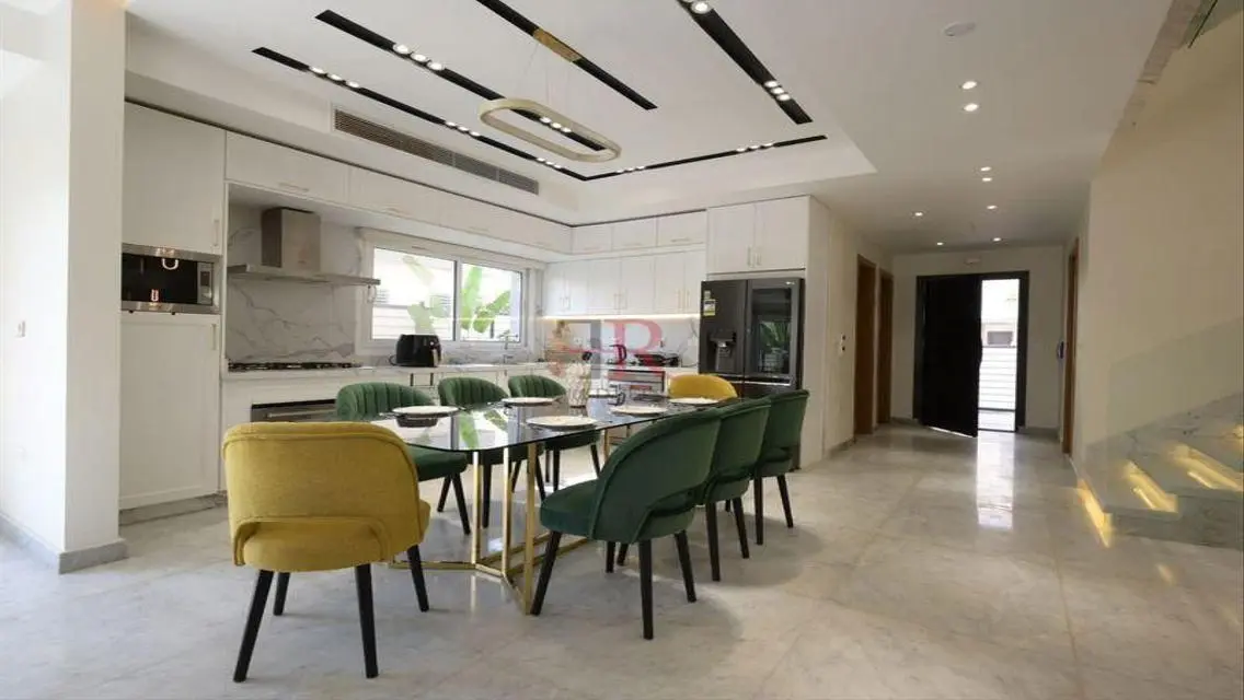 Standalone with private pool for rent in hyde park