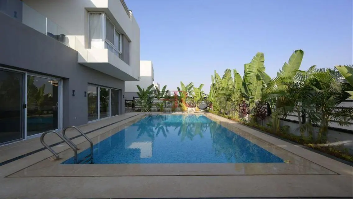 Standalone with private pool for rent in hyde park