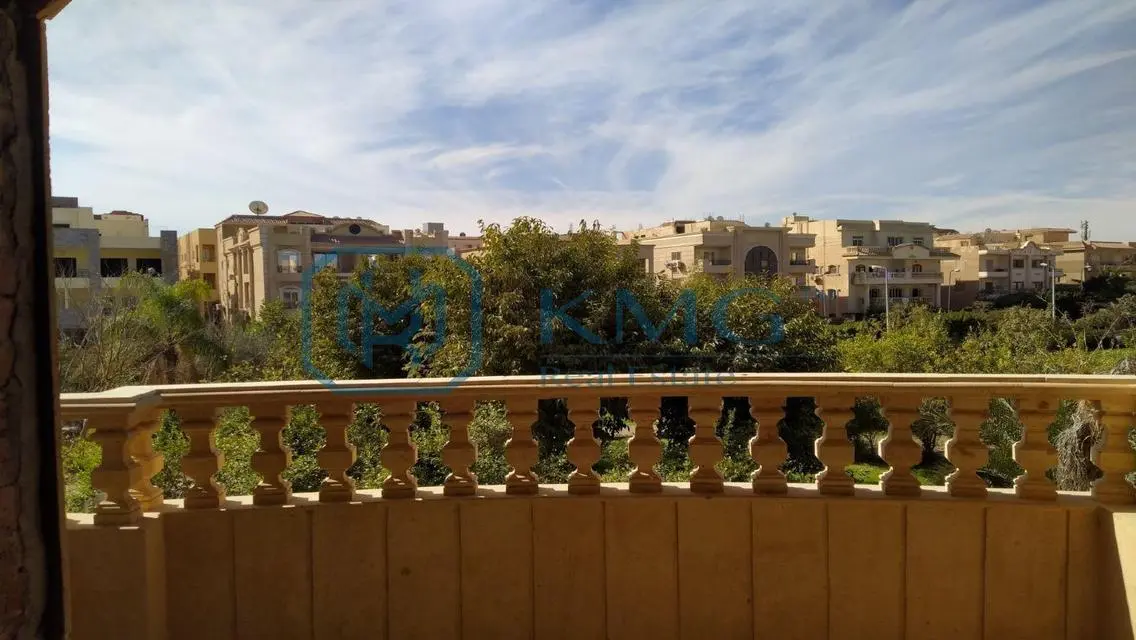 امتلك فيلا كاملة دبل فيس بالتجمع بحرى على شارع