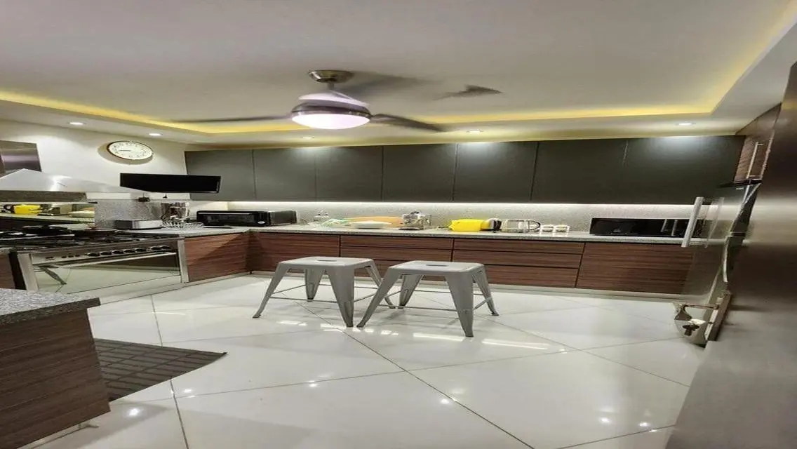 Furnished apartment for rent in Eastown South 90th