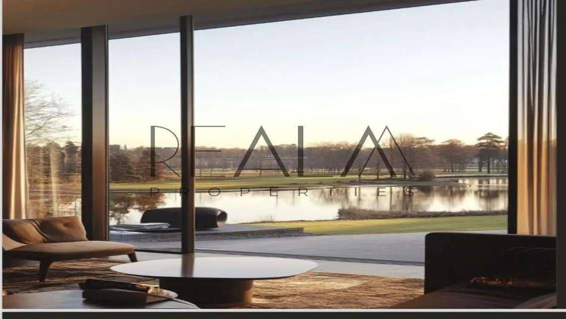 Stunning 130 sqm Apartment Overlooking Lakes