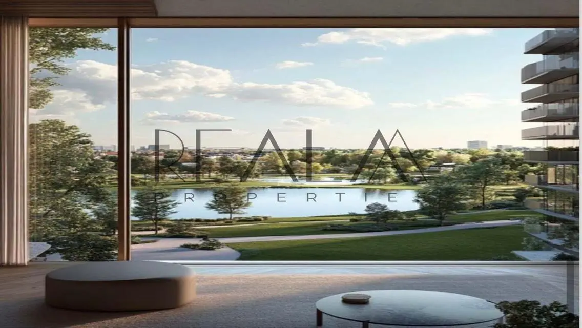 Stunning 130 sqm Apartment Overlooking Lakes