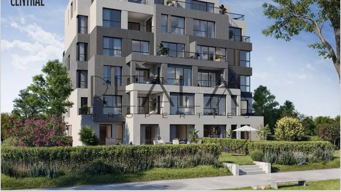 Stunning 130 sqm Apartment Overlooking Lakes