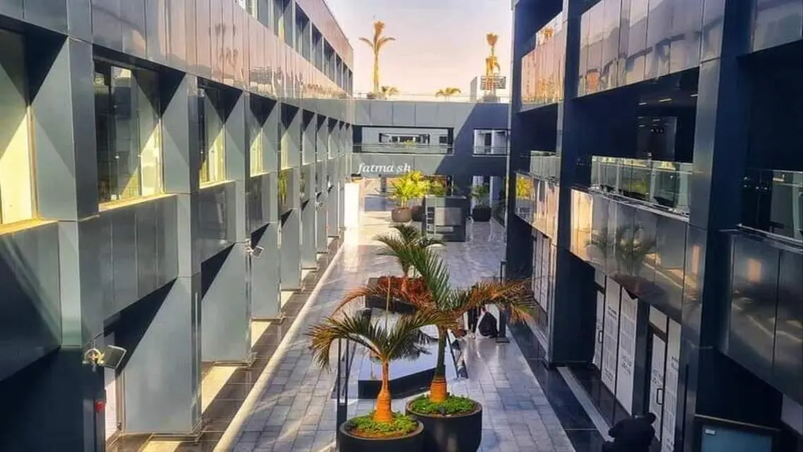 محل تجاري للإيجار في مدينة Lights - مساحة 1600 متر