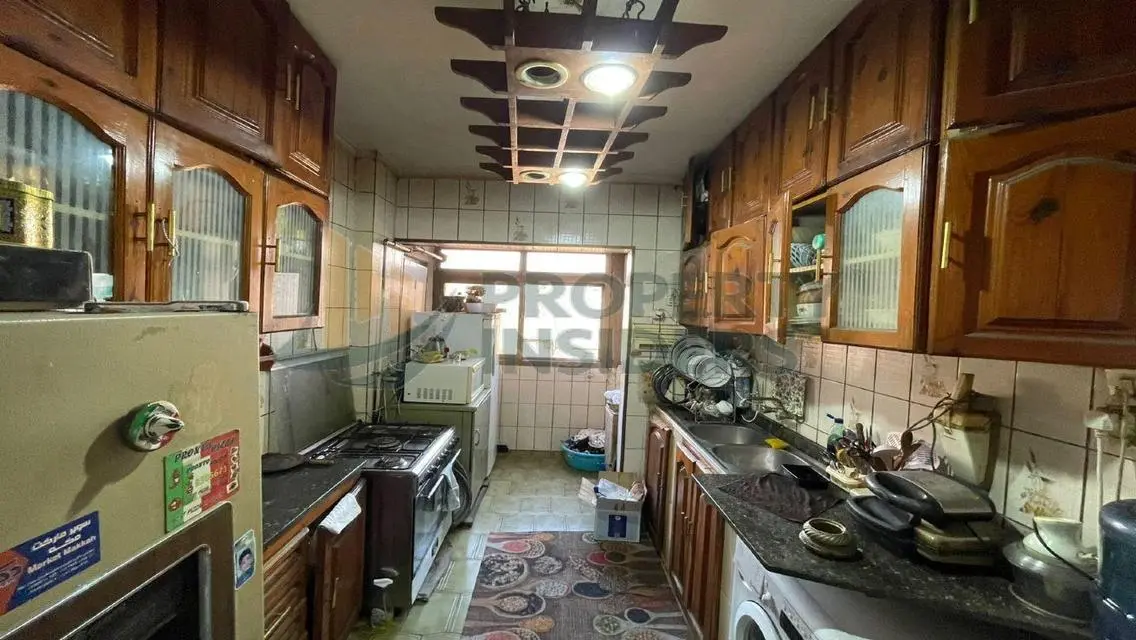 عقار مذهل بمساحة شاسعة للبيع