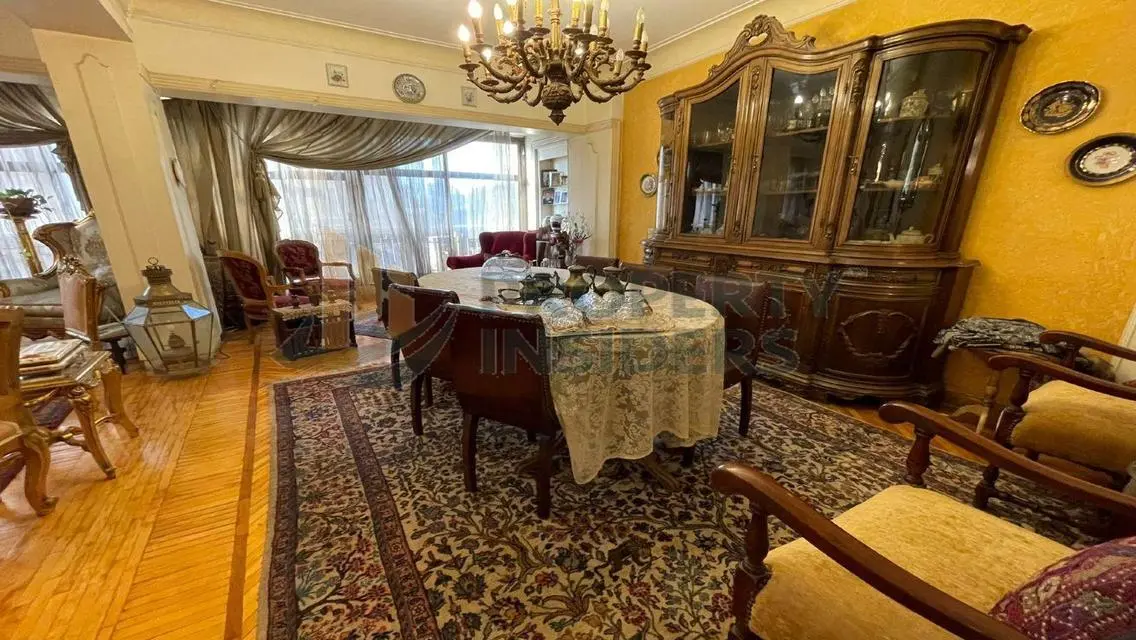عقار مذهل بمساحة شاسعة للبيع