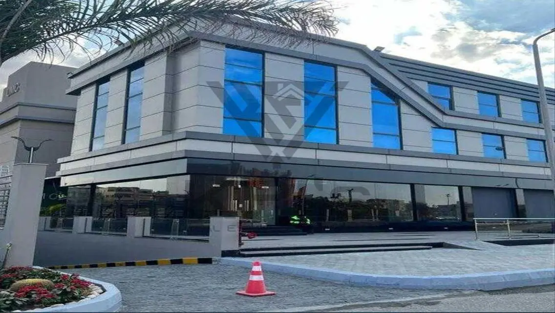 عيادة 50م متشطبة للإيجار لوكيشن مميز بمول UMC