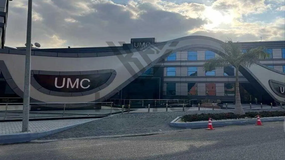 عيادة 50م متشطبة للإيجار لوكيشن مميز بمول UMC