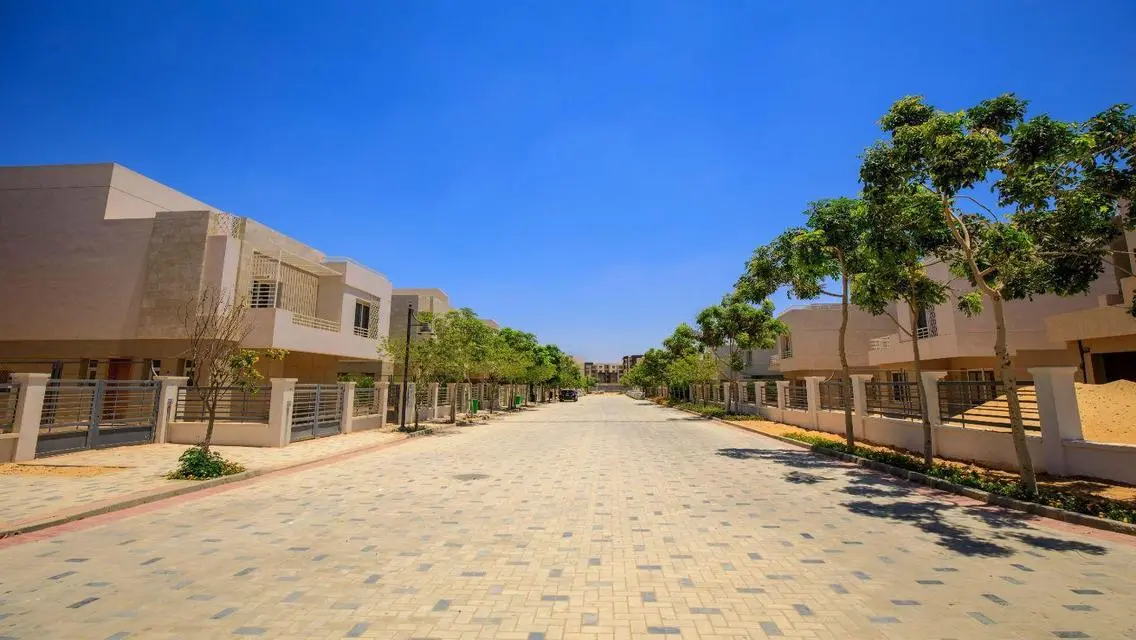 منزل فاخر بمساحة واسعة مع حديقة خاصة ومرافق رائعة
