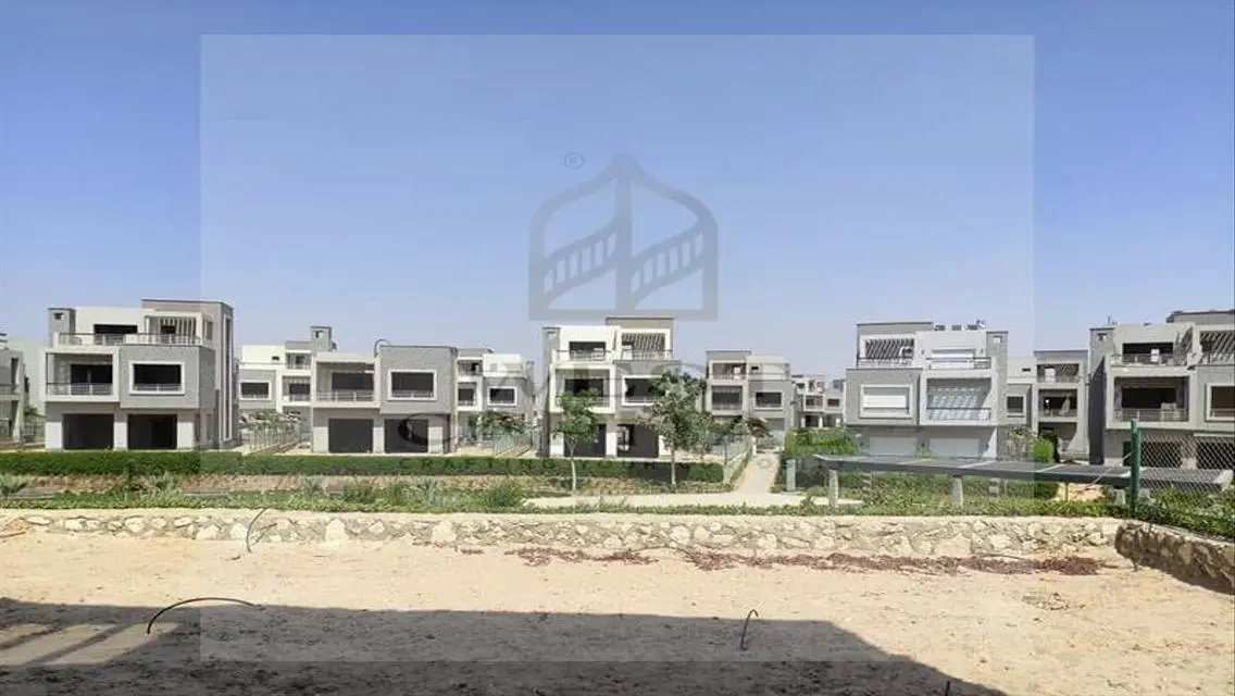 فيلا فاخرة مع حديقة خاصة ومسبح مشترك