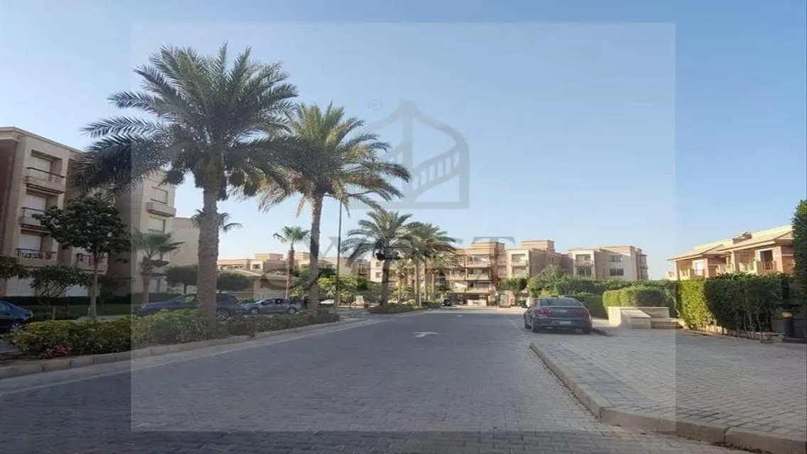 فيلا فاخرة مع حديقة خاصة ومسبح مشترك