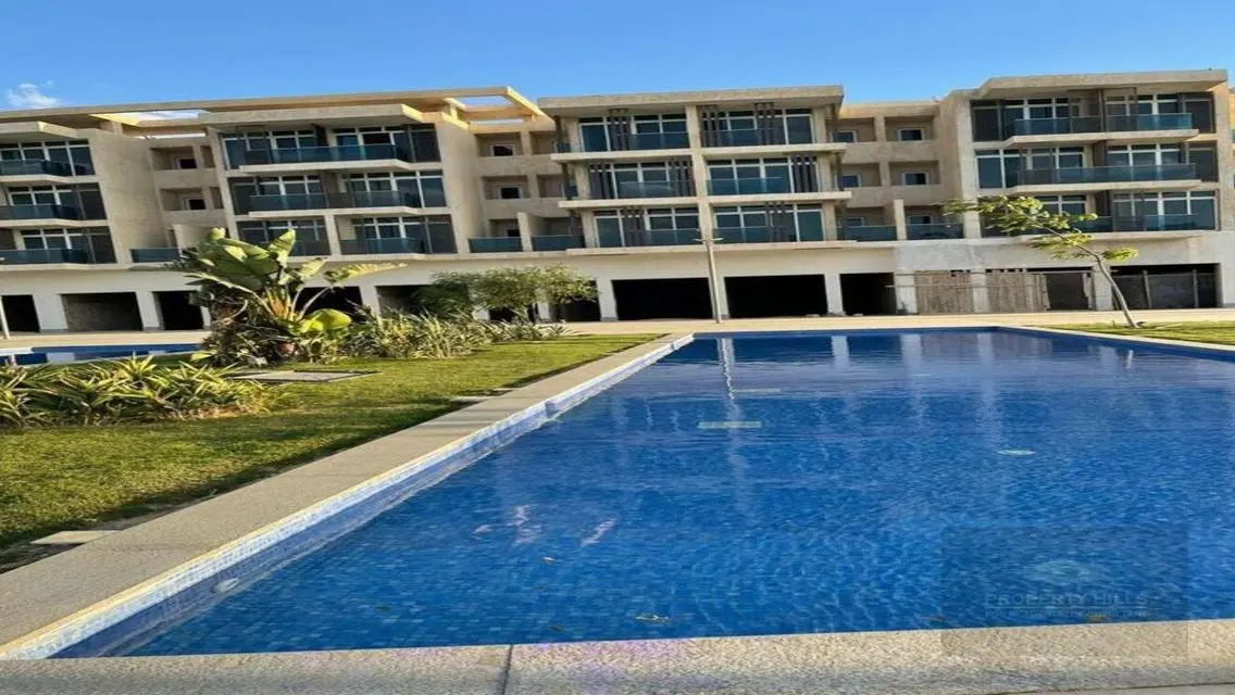 Luxury Apartment Overlooking Lakes with Private Garden in the Heart of the City
