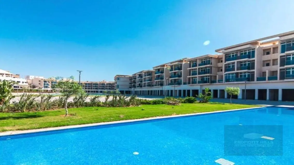 Luxury Apartment Overlooking Lakes with Private Garden in the Heart of the City