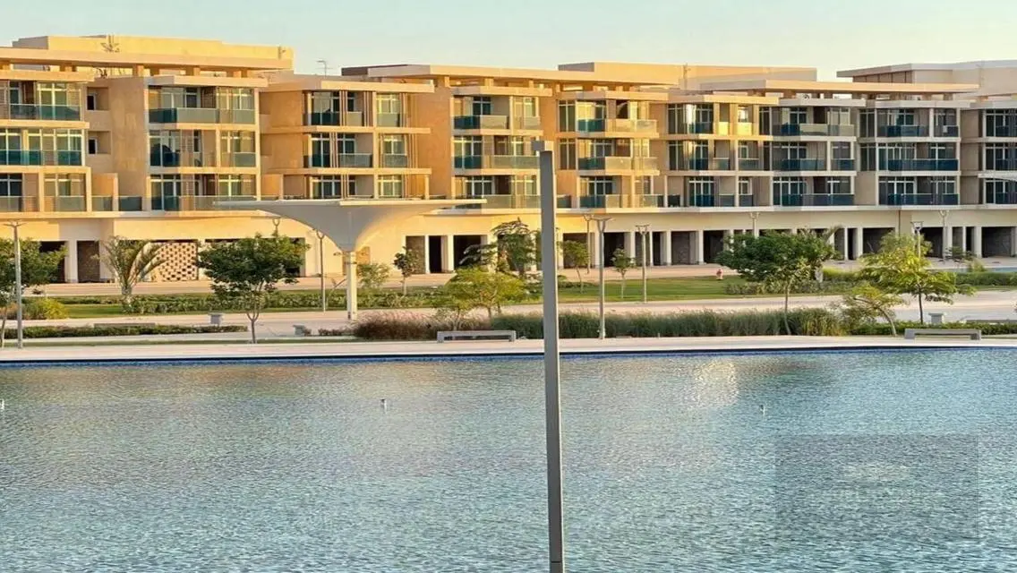 Luxury Apartment Overlooking Lakes with Private Garden in the Heart of the City