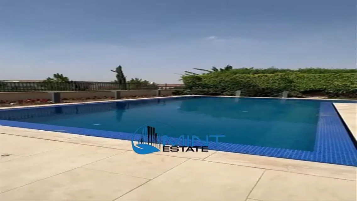 فيلا مستقلة بحمام سباحة في للبيع اب تاون