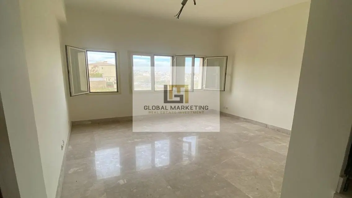 منزل فاخر مع حديقة خاصة وحارس أمن