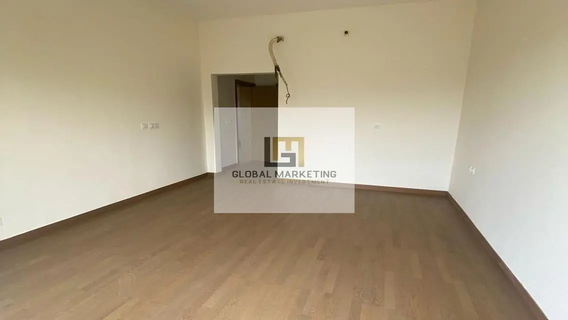 منزل فاخر مع حديقة خاصة وحارس أمن