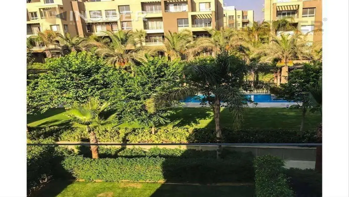 فيلا فاخرة وحديقة خاصة رائعة للبيع