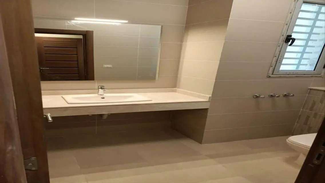 Semi-attached House/ Semi-Furnished Golf Extension