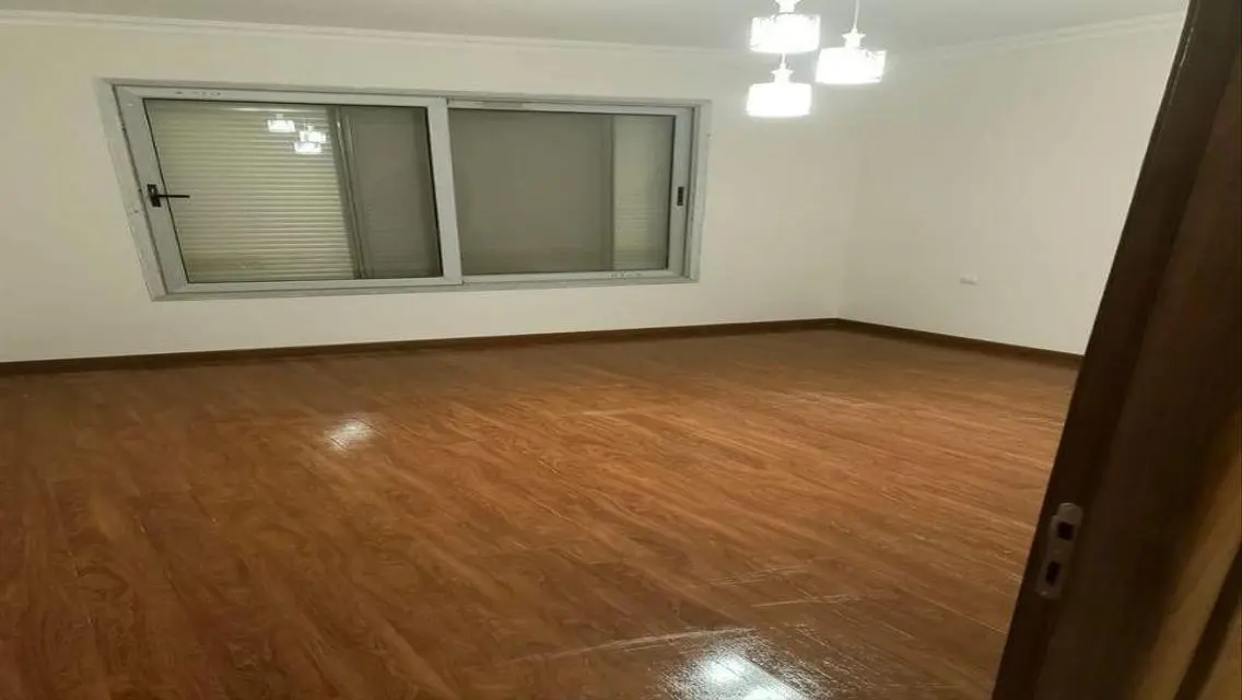 Semi-attached House/ Semi-Furnished Golf Extension
