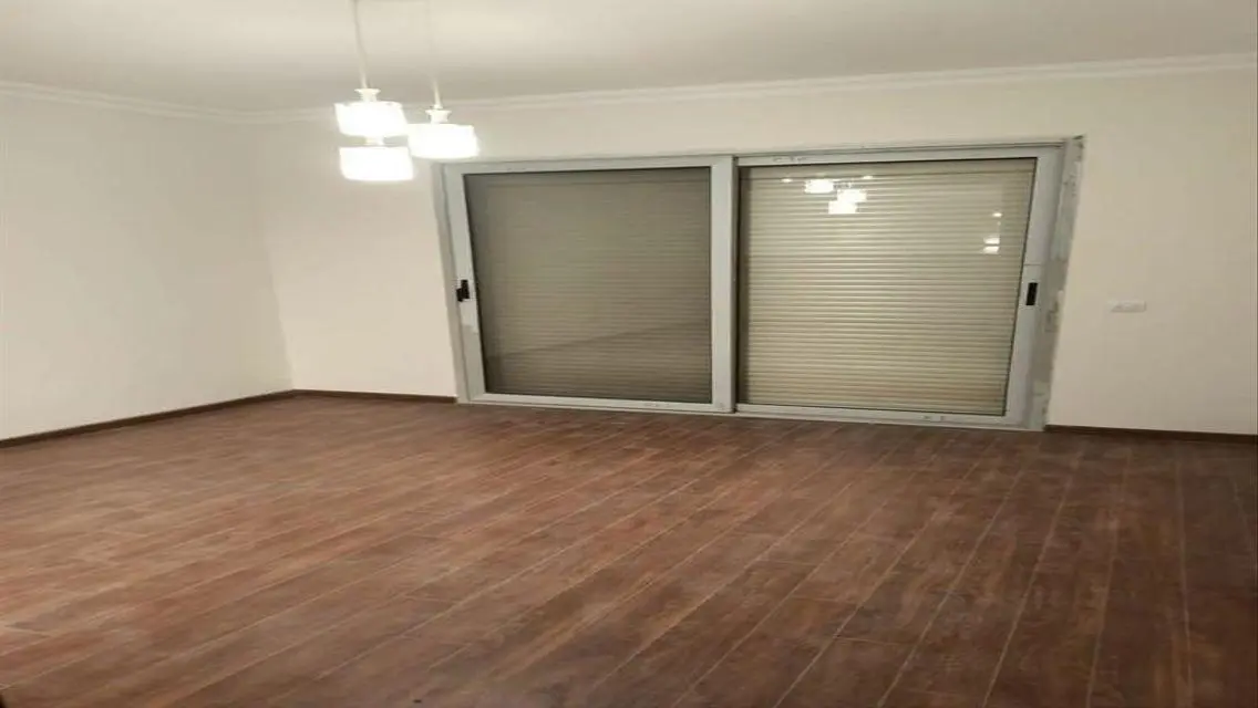 Semi-attached House/ Semi-Furnished Golf Extension