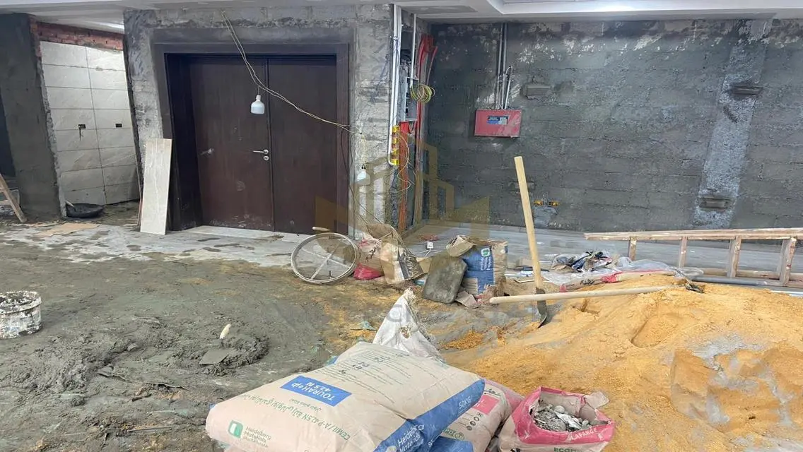 مساحة تجارية للإيجار بمساحة 1400 متر