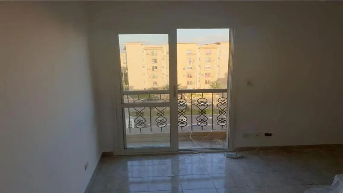 شقة فاخرة للبيع مع شرفة وحارس أمن