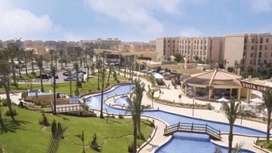 شقة فاخرة للبيع مع شرفة وحارس أمن