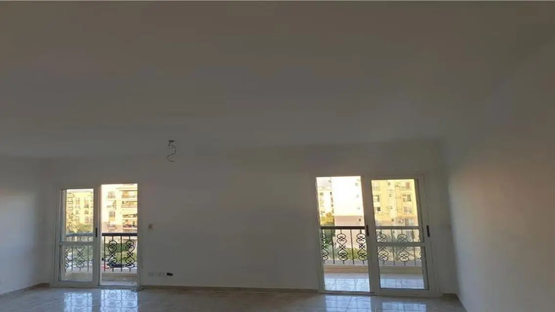 شقة فاخرة للبيع مع شرفة وحارس أمن