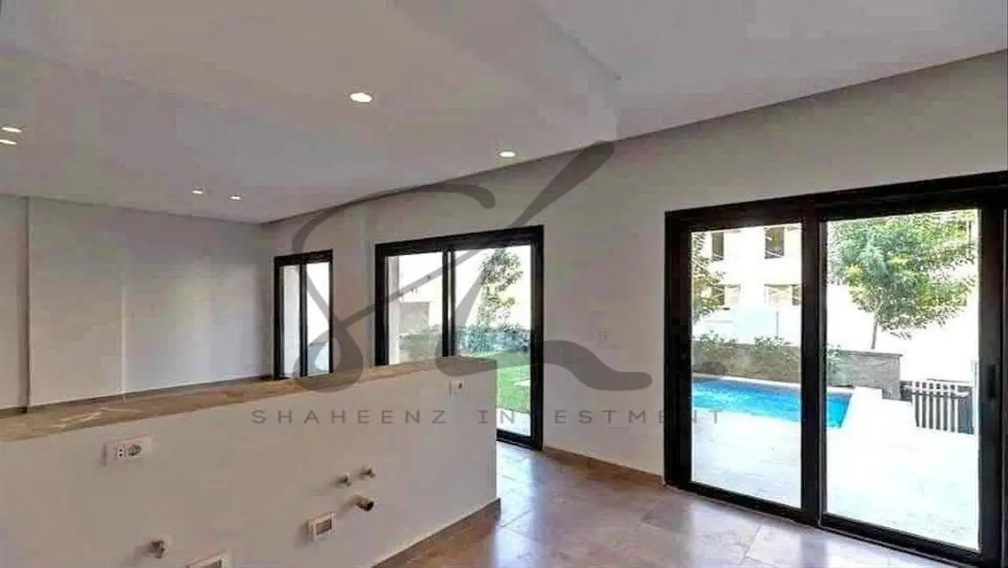 Stunning Trio Villa in Lake Garden
