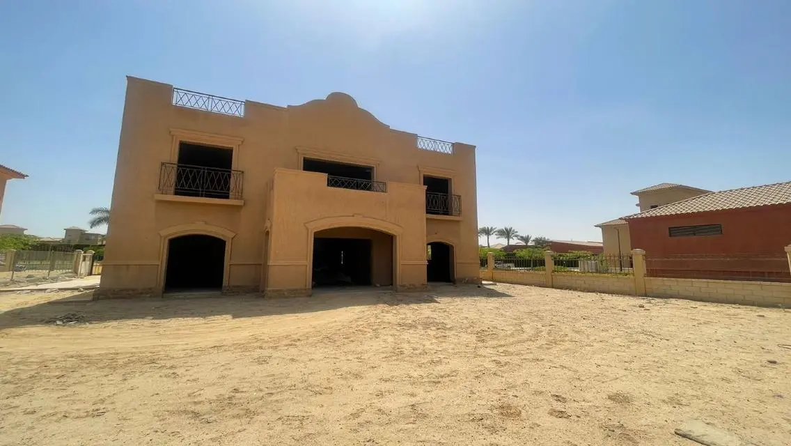 فيلا مستقلة للبيع بإطلالة رائعة في أكتوبر هيلز2