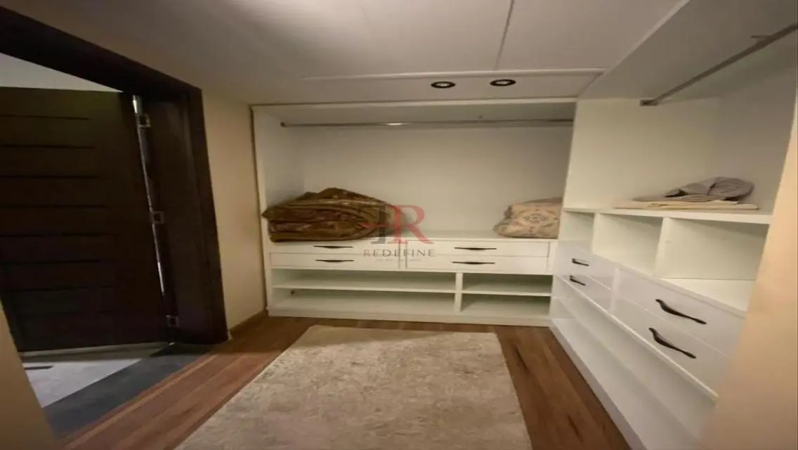 Modern Furnished Apartment With Pool View At Azad