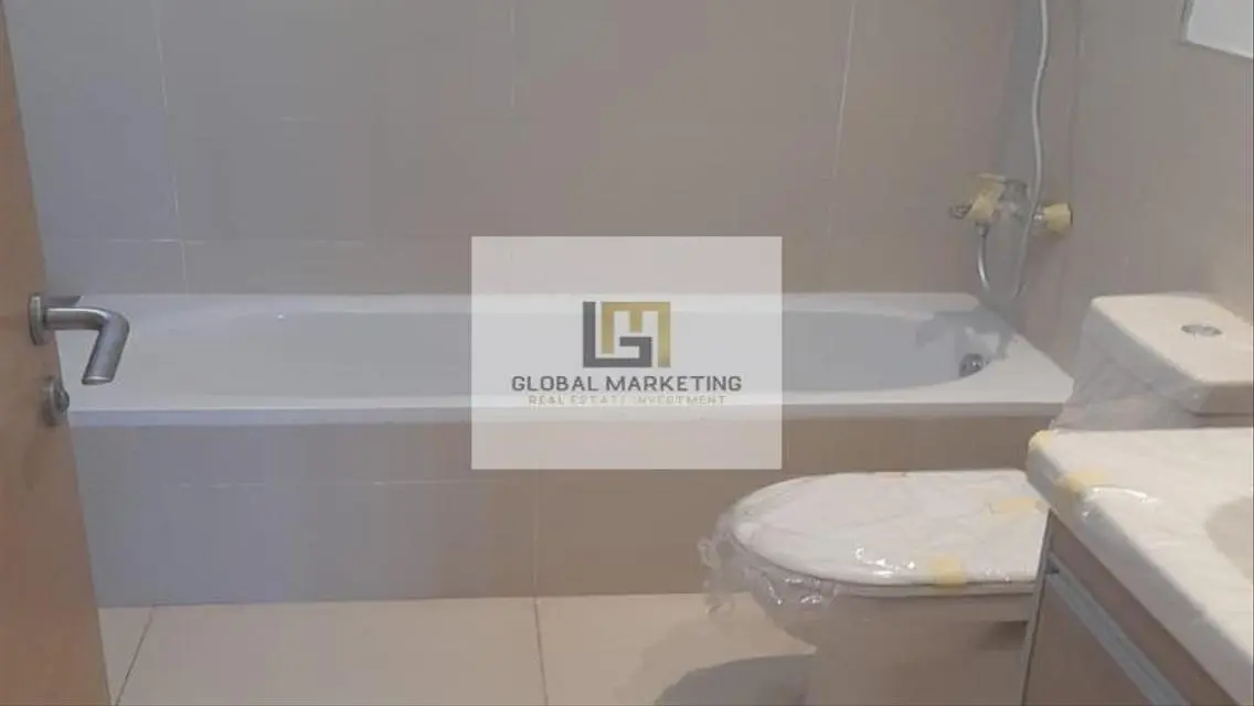 شقة للبيع بواجهة رائعة مطلة على البحيرات