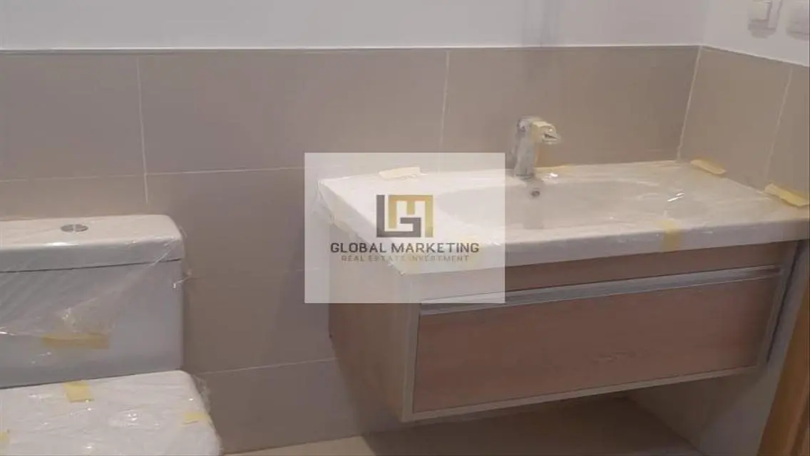 شقة للبيع بواجهة رائعة مطلة على البحيرات