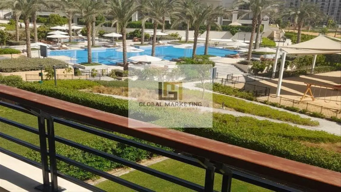 شقة للبيع بواجهة رائعة مطلة على البحيرات