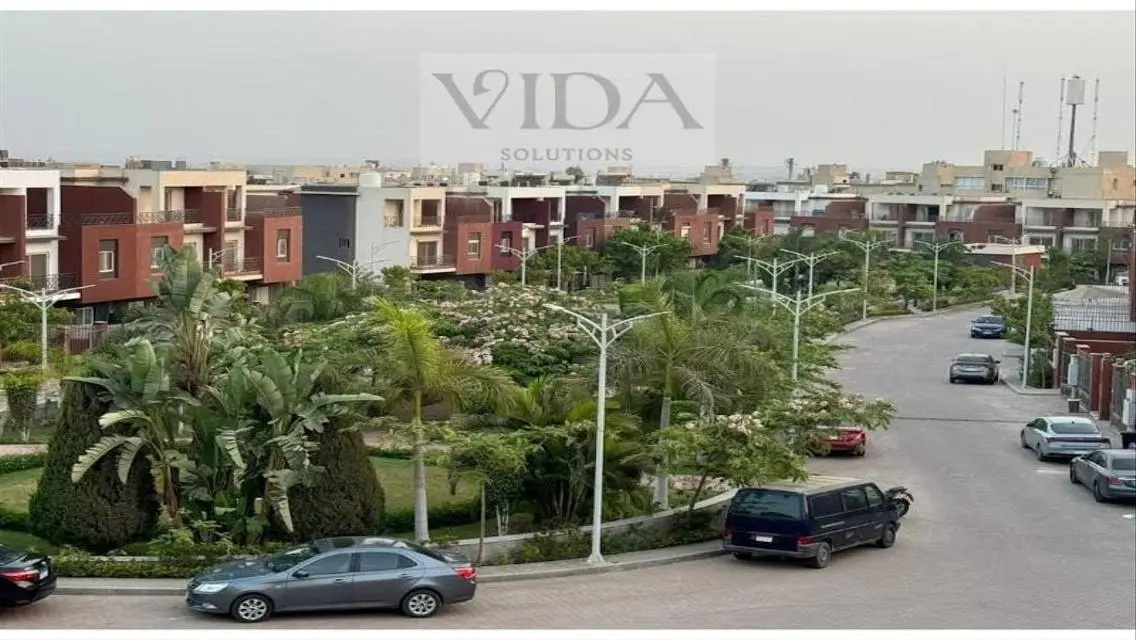 فيلا فاخرة مع حديقة خاصة ومسبح مشترك للبيع
